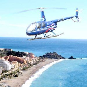 El Vuelo en helicóptero por Costa Tropical Oeste de Granada te lleva sobre la ciudad costera, ofreciendo impresionantes vistas de la playa de arena de Granada y del extenso océano que se extiende hasta el horizonte. - ForTwo - Planes para parejas