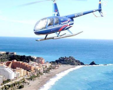 El Vuelo en helicóptero por Costa Tropical Oeste de Granada te lleva sobre la ciudad costera, ofreciendo impresionantes vistas de la playa de arena de Granada y del extenso océano que se extiende hasta el horizonte. - ForTwo - Planes para parejas