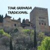 Un edificio histórico de piedra rodeado de árboles con el texto "Visita guiada por Granada tradicional" encima. - ForTwo - Planes para parejas