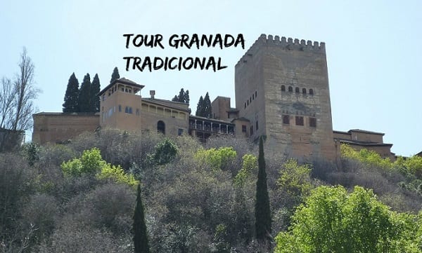 Un edificio histórico de piedra rodeado de árboles con el texto "Visita guiada por Granada tradicional" encima. - ForTwo - Planes para parejas