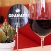 En Granatti en Gràcia, conocido por su "Maridaje de arroz y vino", una copa de vino complementa un pequeño cactus en la mesa, con asientos rojos que se suman al ambiente acogedor. - ForTwo - Planes para parejas