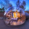 Rodeada de imponentes árboles al atardecer, la cúpula transparente ofrece un dormitorio íntimo ideal para una escapada romántica. Descubre la magia de Gredos Estelar en la "Escapada romántica en hotel burbuja con Gredos Estelar (Ávila)" para una escapada inolvidable. - ForTwo - Planes para parejas