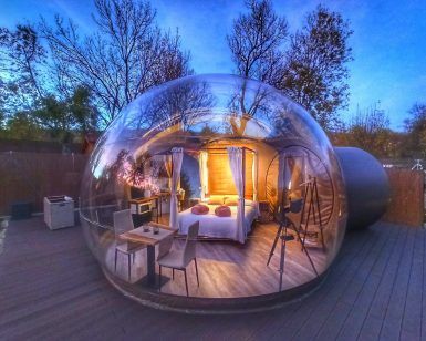 Rodeada de imponentes árboles al atardecer, la cúpula transparente ofrece un dormitorio íntimo ideal para una escapada romántica. Descubre la magia de Gredos Estelar en la "Escapada romántica en hotel burbuja con Gredos Estelar (Ávila)" para una escapada inolvidable. - ForTwo - Planes para parejas