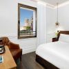 Disfrute de una escapada en el H10 Montcada, Barcelona, con una acogedora cama, cafetera, silla y vistas a la majestuosa catedral. - ForTwo - Planes para parejas