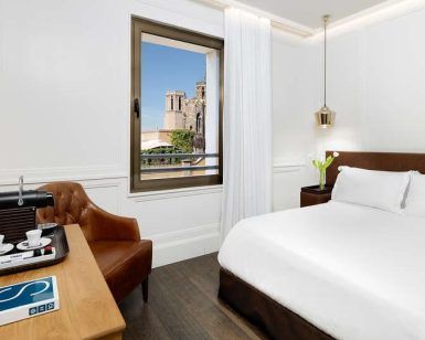 Disfrute de una escapada en el H10 Montcada, Barcelona, con una acogedora cama, cafetera, silla y vistas a la majestuosa catedral. - ForTwo - Planes para parejas