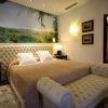 Cree un dormitorio inspirado en Ibiza con una cama con mechones acolchados, un mural de pared con motivos naturales y una iluminación moderna, haciendo eco de la elegancia del Hotel Mirador de Dalt Vila. - ForTwo - Planes para parejas