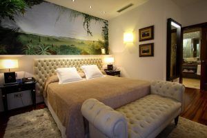 Cree un dormitorio inspirado en Ibiza con una cama con mechones acolchados, un mural de pared con motivos naturales y una iluminación moderna, haciendo eco de la elegancia del Hotel Mirador de Dalt Vila. - ForTwo - Planes para parejas