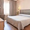 Relájese en una acogedora habitación del Hotel Príncipe Pío con cama doble, escritorio y lámpara. Los tonos neutros y el suelo de madera aportan tranquilidad. Después de explorar la ciudad, disfrute de una "Escapada al Hotel Príncipe Pío con botella de cava y cena en un restaurante a elegir (Madrid)" para completar la velada. - ForTwo - Planes para parejas