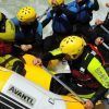 Un grupo de aventureros ataviados con cascos y trajes de neopreno se adentran en las agitadas aguas en una embarcación neumática amarilla, disfrutando de un emocionante "Rafting de iniciación en Granada - Tramo alto del río Guadalfeo". - ForTwo - Planes para parejas