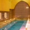 Experimente el Circuito hammam con masaje en las cuevas del abuelo José en Guadix, que cuenta con una piscina de hidromasaje cubierta con una cálida iluminación adornada con velas, paredes de azulejos y lujosas toallas para una atmósfera de hammam tradicional serena y relajante. - ForTwo - Planes para parejas