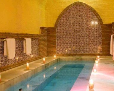Experimente el Circuito hammam con masaje en las cuevas del abuelo José en Guadix, que cuenta con una piscina de hidromasaje cubierta con una cálida iluminación adornada con velas, paredes de azulejos y lujosas toallas para una atmósfera de hammam tradicional serena y relajante. - ForTwo - Planes para parejas
