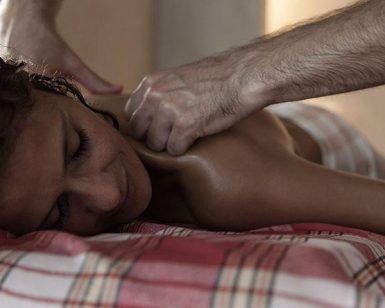 Tumbada sobre una superficie con dibujos a cuadros y con los ojos cerrados, la persona parece absolutamente relajada durante su Baño y masaje individual MIDRA 30 en Hammam Al Ándalus Madrid, evocando el ambiente tranquilo de esta experiencia. - ForTwo - Planes para parejas