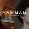 En el cálido resplandor de un baño árabe, una persona se relaja con los ojos cerrados, encarnando la tranquilidad del Hammam Al Ándalus. Este ambiente sereno refleja la esencia de MIMMA - Baño árabe con masaje en Hammam Al Ándalus Granada. - ForTwo - Planes para parejas
