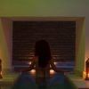Alguien se relaja en una piscina de hidromasaje suavemente iluminada en Hammam con masaje de 15 minutos en los baños árabes de Al-Haram (Granada), donde las velas parpadeantes proyectan suaves sombras sobre la pared de ladrillos, evocando los tradicionales baños árabes. - ForTwo - Planes para parejas