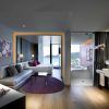 Disfrute de un moderno refugio en el Hard Rock Hotel (Ibiza) con una cama grande, un cómodo sofá y un baño abierto. Deléitese con las vistas al mar y a la montaña mientras se sumerge en su vibrante estilo icónico. - ForTwo - Planes para parejas
