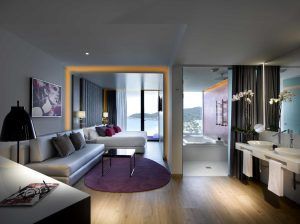 Disfrute de un moderno refugio en el Hard Rock Hotel (Ibiza) con una cama grande, un cómodo sofá y un baño abierto. Deléitese con las vistas al mar y a la montaña mientras se sumerge en su vibrante estilo icónico. - ForTwo - Planes para parejas