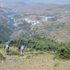 Dos personas disfrutan de una Ruta a caballo de 2 horas por Sierra Nevada en Güéjar Sierra, montando a caballo por laderas cubiertas de hierba con vistas panorámicas a las impresionantes montañas y ríos de Sierra Nevada. - ForTwo - Planes para parejas