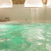 Disfrute de una Sesión de spa de lujo con masaje balinés en el Hospes Puerta de Alcalá 5*, donde la iluminación verde, una relajante fuente de agua y velas parpadeantes crean la máxima relajación y un ambiente tranquilo. - ForTwo - Planes para parejas