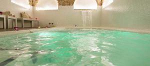 Disfrute de una Sesión de spa de lujo con masaje balinés en el Hospes Puerta de Alcalá 5*, donde la iluminación verde, una relajante fuente de agua y velas parpadeantes crean la máxima relajación y un ambiente tranquilo. - ForTwo - Planes para parejas