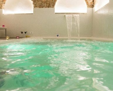 Disfrute de una Sesión de spa de lujo con masaje balinés en el Hospes Puerta de Alcalá 5*, donde la iluminación verde, una relajante fuente de agua y velas parpadeantes crean la máxima relajación y un ambiente tranquilo. - ForTwo - Planes para parejas