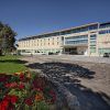 La "Habitación mágica en el Hotel Spa Arzuaga (Valladolid)" cuenta con una fachada de piedra y coches aparcados frente a un exuberante césped con flores vibrantes, mezclando elegancia y naturaleza a la perfección para darle un toque de magia vallisoletana. - ForTwo - Planes para parejas