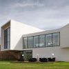 Ubicado en Logroño, el moderno y blanco Hotel-Bodega Finca de Los Arandinos cuenta con amplios ventanales y un acogedor patio con sillas y mesas con vistas a un exuberante césped bajo un cielo nublado, ofreciendo una escapada tranquila donde la comodidad se encuentra con la naturaleza. - ForTwo - Planes para parejas