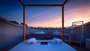 Disfrute del lujoso Hotel Burbuja en Toledo: Habitaciones Miluna Open Nature, que ofrecen una elegante cama con dosel al aire libre y asientos en el patio. Disfrute de impresionantes vistas del atardecer desde su exclusivo refugio natural. - ForTwo - Planes para parejas