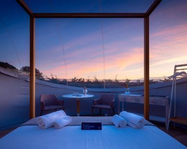 Disfrute del lujoso Hotel Burbuja en Toledo: Habitaciones Miluna Open Nature, que ofrecen una elegante cama con dosel al aire libre y asientos en el patio. Disfrute de impresionantes vistas del atardecer desde su exclusivo refugio natural. - ForTwo - Planes para parejas