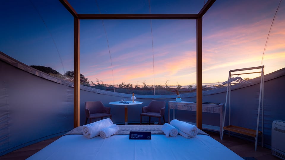 Disfrute del lujoso Hotel Burbuja en Toledo: Habitaciones Miluna Open Nature, que ofrecen una elegante cama con dosel al aire libre y asientos en el patio. Disfrute de impresionantes vistas del atardecer desde su exclusivo refugio natural. - ForTwo - Planes para parejas