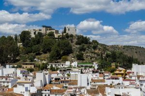 Con vistas a un conjunto de casas blancas en las colinas de Málaga, el castillo medieval ofrece una vista que recuerda las impresionantes vistas del Hotel Castillo de Monda. - ForTwo - Planes para parejas