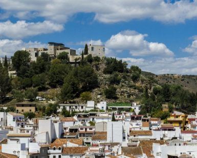 Con vistas a un conjunto de casas blancas en las colinas de Málaga, el castillo medieval ofrece una vista que recuerda las impresionantes vistas del Hotel Castillo de Monda. - ForTwo - Planes para parejas