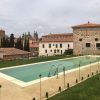 Experimente la Escapada romántica en el Palacio de San Esteban 5 estrellas en Salamanca. Escápese a la piscina exterior con acristalamiento, rodeada de históricos edificios de piedra y torres de catedral, creando un ambiente romántico perfecto para una escapada inolvidable. - ForTwo - Planes para parejas