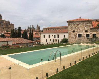 Experimente la Escapada romántica en el Palacio de San Esteban 5 estrellas en Salamanca. Escápese a la piscina exterior con acristalamiento, rodeada de históricos edificios de piedra y torres de catedral, creando un ambiente romántico perfecto para una escapada inolvidable. - ForTwo - Planes para parejas