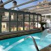 Descubra el encanto de Escapada, un hotel de cinco estrellas con spa (Alicante), que cuenta con una piscina cubierta con chorros de agua bajo un techo de cristal, impresionantes vistas a lugares históricos y una estructura en la cima de una colina, y un spa indulgente para el retiro de relajación perfecto. - ForTwo - Planes para parejas