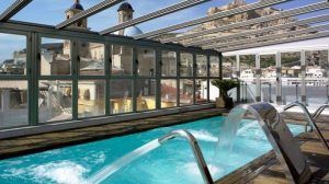 Descubra el encanto de Escapada, un hotel de cinco estrellas con spa (Alicante), que cuenta con una piscina cubierta con chorros de agua bajo un techo de cristal, impresionantes vistas a lugares históricos y una estructura en la cima de una colina, y un spa indulgente para el retiro de relajación perfecto. - ForTwo - Planes para parejas