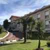 Ubicado entre palmeras con un camino sinuoso bajo el cielo azul, Escapada fin de semana Hotel Begoña Park en Gijón ofrece la escapada de fin de semana perfecta. - ForTwo - Planes para parejas