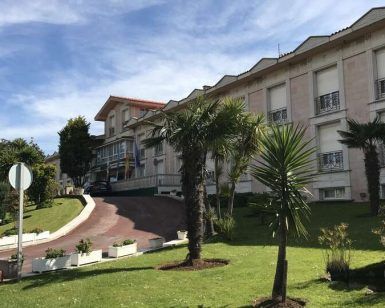 Ubicado entre palmeras con un camino sinuoso bajo el cielo azul, Escapada fin de semana Hotel Begoña Park en Gijón ofrece la escapada de fin de semana perfecta. - ForTwo - Planes para parejas