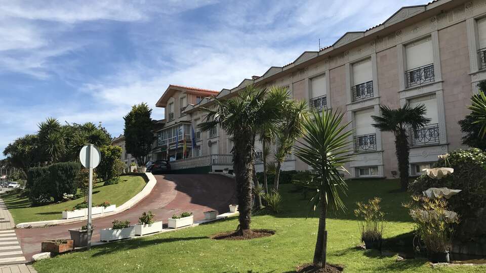 Ubicado entre palmeras con un camino sinuoso bajo el cielo azul, Escapada fin de semana Hotel Begoña Park en Gijón ofrece la escapada de fin de semana perfecta. - ForTwo - Planes para parejas