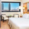 Experimente la comodidad moderna en el Hotel H10 Marina 4* de Barcelona con la "Escapada con desayuno, spa, cava y frutas". Su habitación ofrece una cama grande, televisor de pantalla plana, vistas a la ciudad y cómodos asientos. Relájese en nuestros servicios de spa. - ForTwo - Planes para parejas