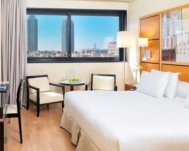 Experimente la comodidad moderna en el Hotel H10 Marina 4* de Barcelona con la "Escapada con desayuno, spa, cava y frutas". Su habitación ofrece una cama grande, televisor de pantalla plana, vistas a la ciudad y cómodos asientos. Relájese en nuestros servicios de spa. - ForTwo - Planes para parejas