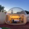 Al atardecer en un patio sereno, la Noche en hotel burbuja con telescopio en el Hotel Zielo Las Beatas ofrece una acogedora cama en una cúpula transparente y un telescopio para una experiencia de observación de estrellas inigualable. - ForTwo - Planes para parejas
