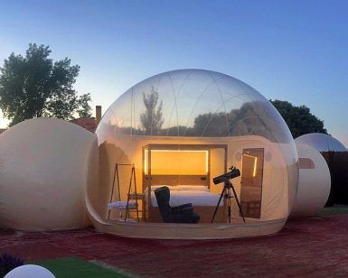 Al atardecer en un patio sereno, la Noche en hotel burbuja con telescopio en el Hotel Zielo Las Beatas ofrece una acogedora cama en una cúpula transparente y un telescopio para una experiencia de observación de estrellas inigualable. - ForTwo - Planes para parejas