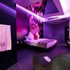 Situado en Torrejón de Ardoz, el Hotel de adultos para hacer cosas de adultos ofrece una moderna habitación con una vibrante iluminación violeta, un mural artístico de rostros, una acogedora cama, una elegante zona de estar y una lujosa toalla sobre la mampara de cristal para los adultos que buscan tranquilidad. - ForTwo - Planes para parejas