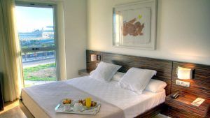 Alójese en el Hotel Neptuno en Valencia para disfrutar de una escapada con una acogedora cama doble, desayuno y cava, arte cautivador e impresionantes vistas del crucero. - ForTwo - Planes para parejas