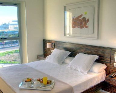 Alójese en el Hotel Neptuno en Valencia para disfrutar de una escapada con una acogedora cama doble, desayuno y cava, arte cautivador e impresionantes vistas del crucero. - ForTwo - Planes para parejas