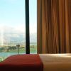 El Escapada Hotel Valles de Gredos + desayuno (Talayuela) cuenta con habitaciones interiores tranquilas con grandes ventanales que ofrecen impresionantes vistas a las montañas y al lago de Talayuela, junto con una acogedora cama, un sillón atractivo y un delicioso desayuno para comenzar el día. - ForTwo - Planes para parejas