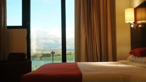 El Escapada Hotel Valles de Gredos + desayuno (Talayuela) cuenta con habitaciones interiores tranquilas con grandes ventanales que ofrecen impresionantes vistas a las montañas y al lago de Talayuela, junto con una acogedora cama, un sillón atractivo y un delicioso desayuno para comenzar el día. - ForTwo - Planes para parejas
