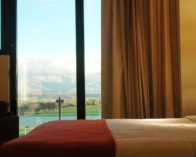 El Escapada Hotel Valles de Gredos + desayuno (Talayuela) cuenta con habitaciones interiores tranquilas con grandes ventanales que ofrecen impresionantes vistas a las montañas y al lago de Talayuela, junto con una acogedora cama, un sillón atractivo y un delicioso desayuno para comenzar el día. - ForTwo - Planes para parejas
