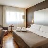Viva un fin de semana romántico en el corazón de Murcia con una estancia en el moderno hotel Sercotel, que cuenta con una amplia cama, dos lujosos albornoces, un cómodo sillón, escritorio con lámpara y ventanas con cortinas transparentes para una escapada serena. - ForTwo - Planes para parejas