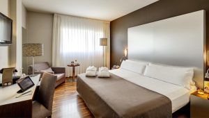 Viva un fin de semana romántico en el corazón de Murcia con una estancia en el moderno hotel Sercotel, que cuenta con una amplia cama, dos lujosos albornoces, un cómodo sillón, escritorio con lámpara y ventanas con cortinas transparentes para una escapada serena. - ForTwo - Planes para parejas